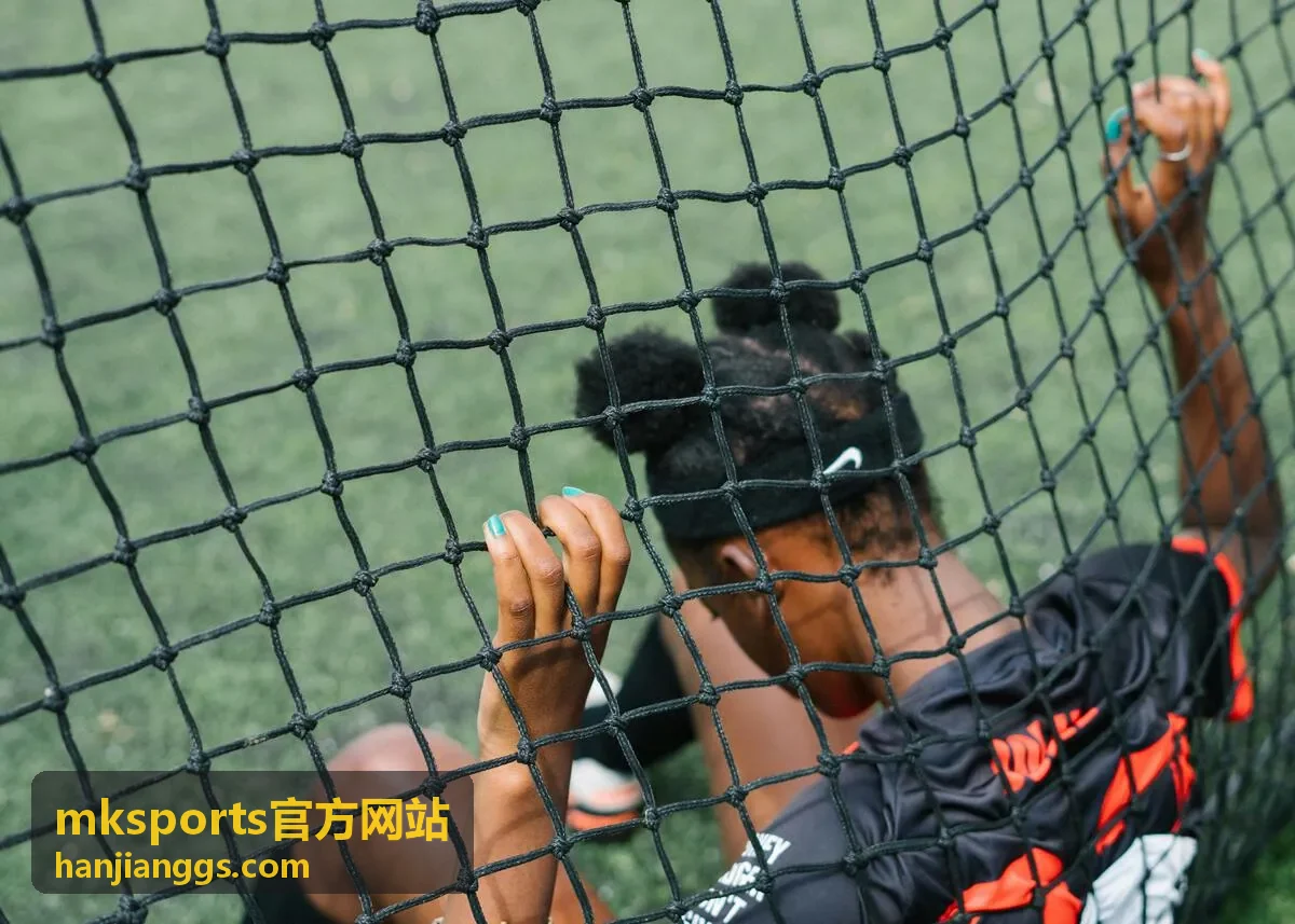 mksports官方网站装备清单中的运动水壶与降温毛巾